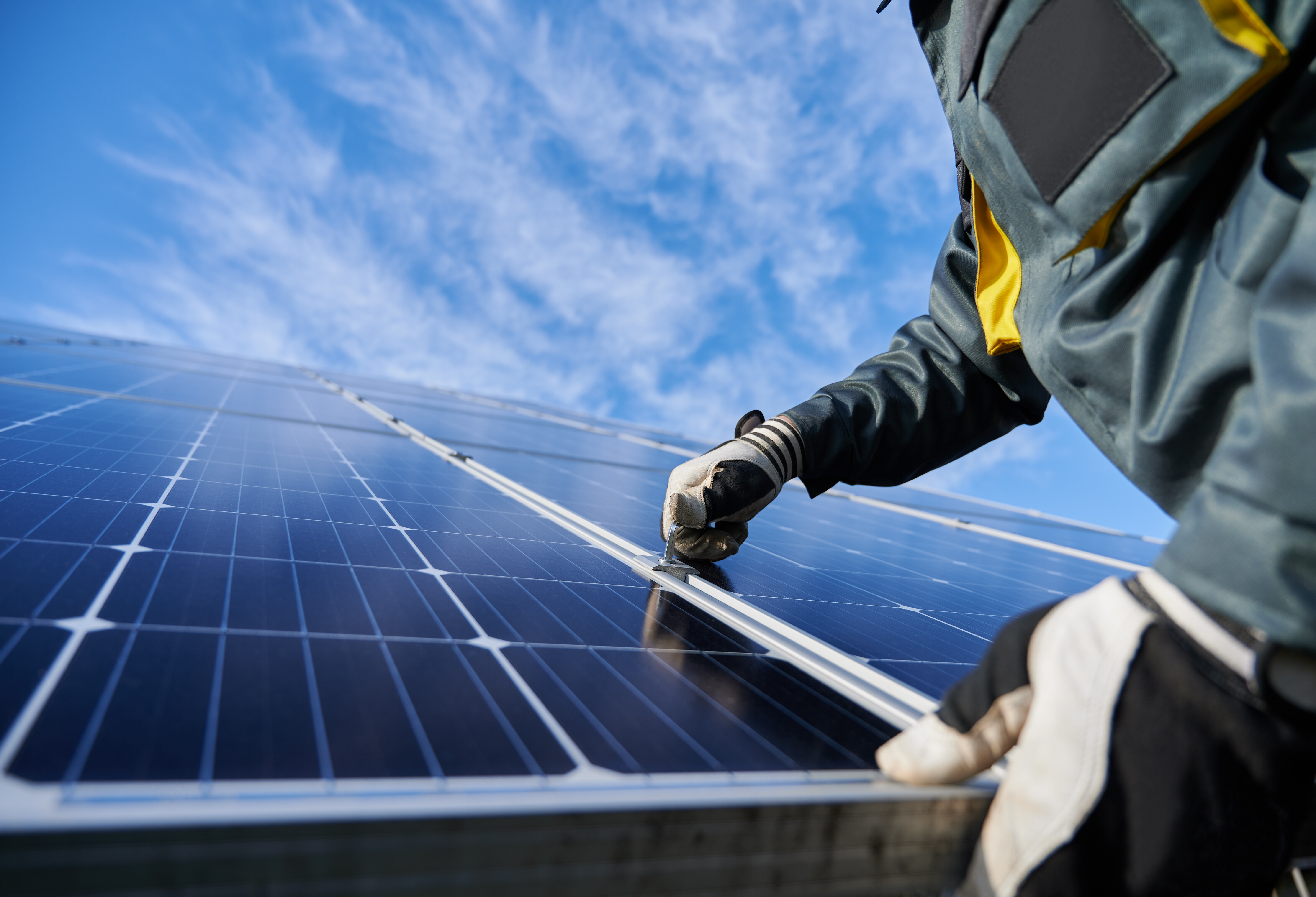Einbau eines Solarmoduls.